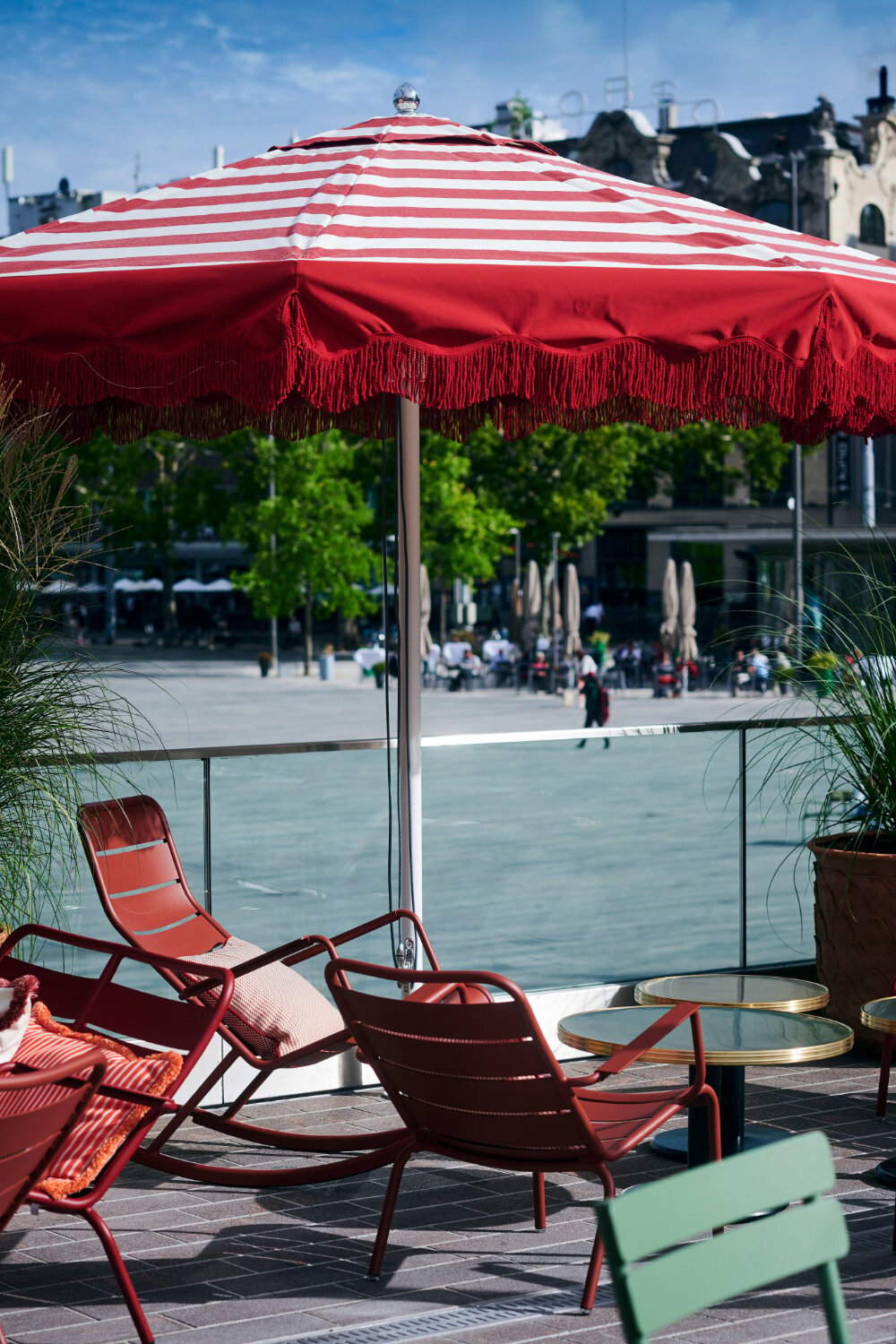 Der Terrasse verleihen die auffällig gestalteten Schirme eine nostalgische Atmosphäre.