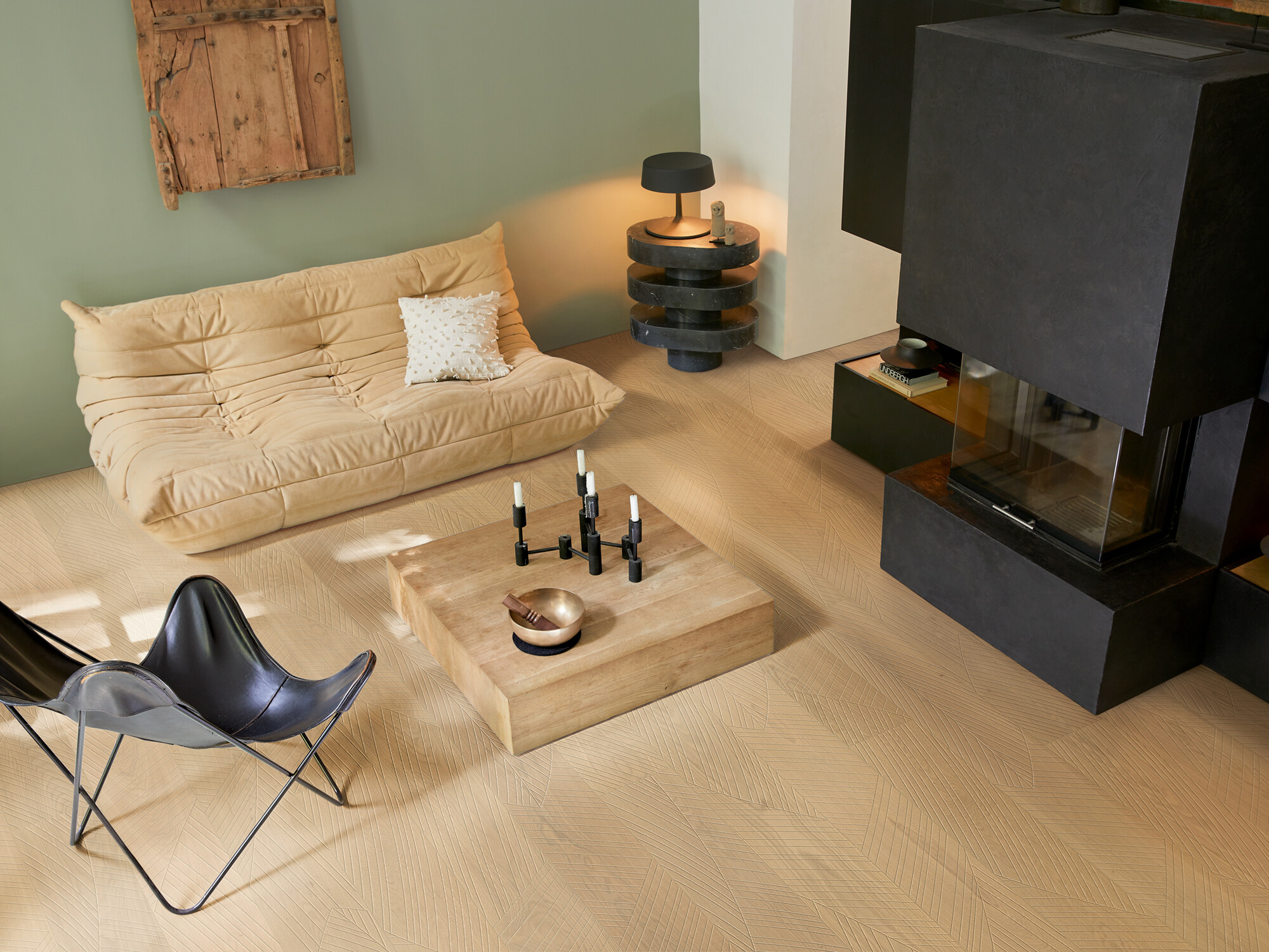 Dass Parkett auch mal mit auffälligen Mustern aufwarten kann, zeigen die beiden Iconics-Dekore, darunter die Eichen-Landhausdiele Indian Breeze mit einem feinen, gefrästen Dekor (im Bild: Indian Breeze Sanded Iconics der Serie Parkett Classic 3060).