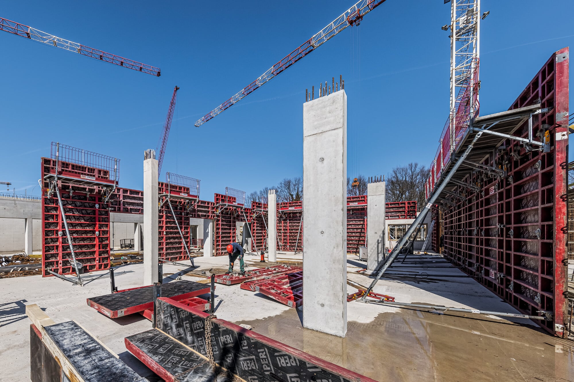 Das Erdgeschoss wird in Stahlbetonbauweise mit sichtbar bleibenden Betonflächen ausgeführt.