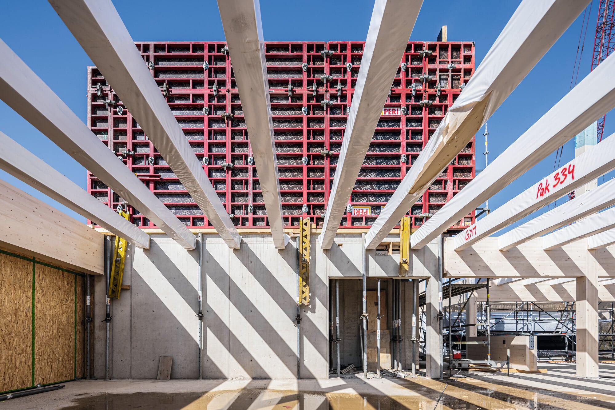 Bei dem Schulgebäude handelt es sich um einen Holz-Beton-Hybridbau.
