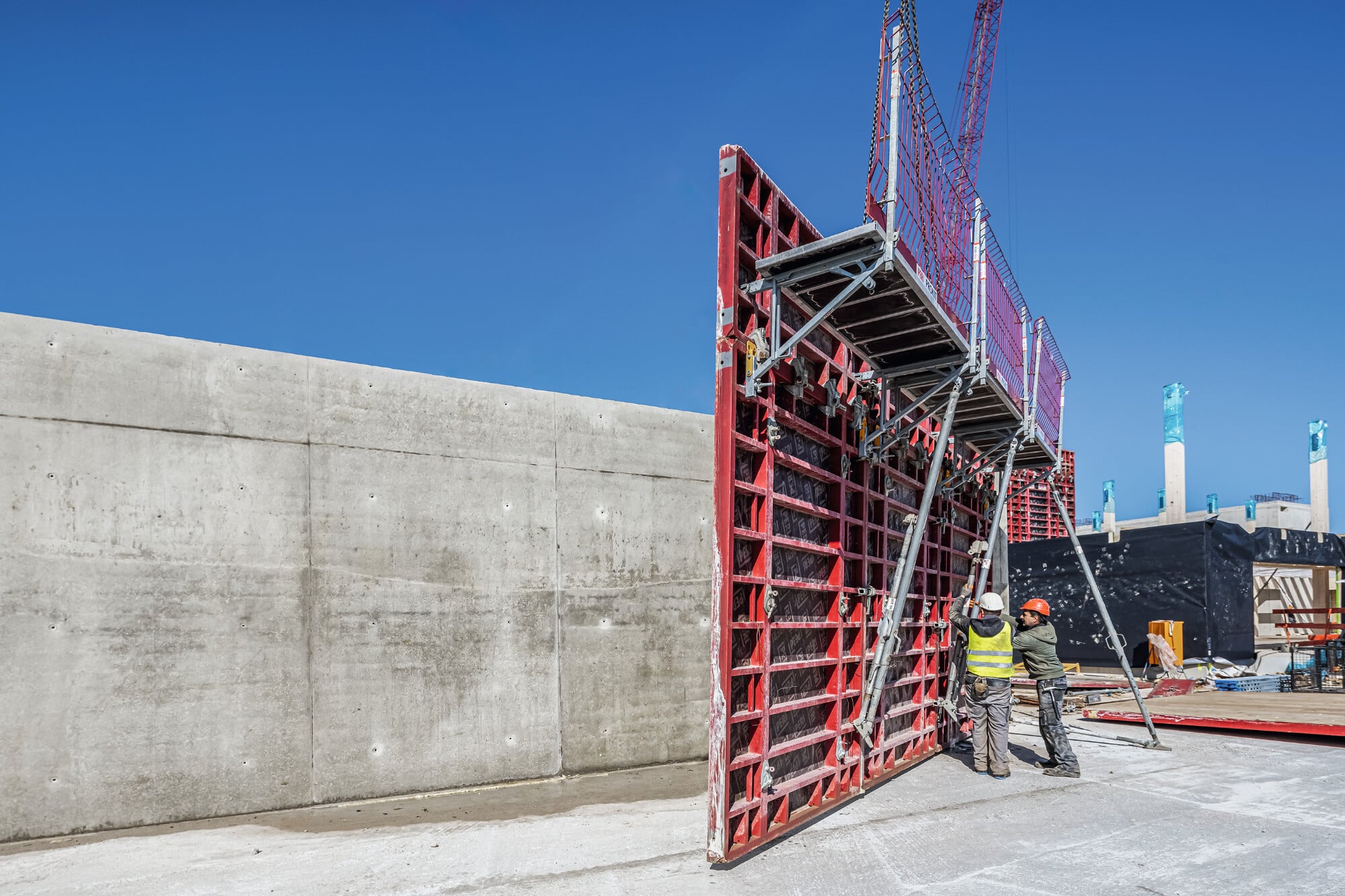 Die Errichtung der Betonwände erfolgt mithilfe eines Schalungssystem mit großformatigen Elementen, das mit einseitiger Ankertechnik und modularem Konsolensystem aufwartet.