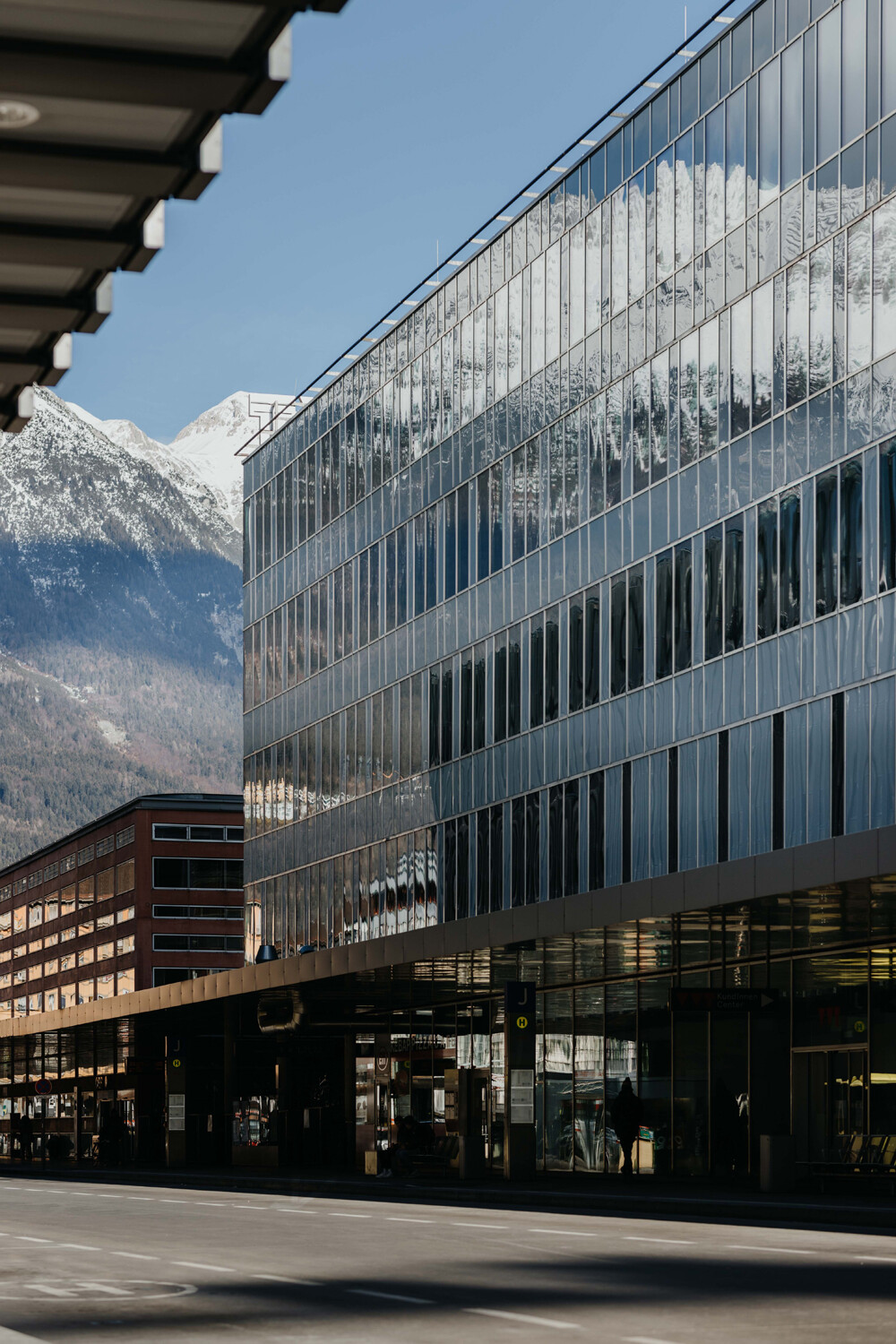 Manzl Ritsch Sandner Architekten entwarfen das Bürogebäude in der Innenstadt von Innsbruck.