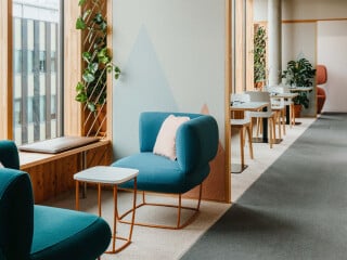 In der Innenstadt von Innsbruck hat Nina Mair Architecture + Design einen Multispace für ein Dienstleistungsunternehmen gestaltet.