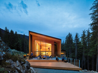 Das Ferienhaus SoLo von Perkins & Will Architekten befindet sich in der Berglandschaft den kanadischen Provinz British Columbia.