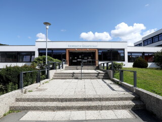 Die Kooperative Gesamtschule in Bad Lauterberg aus den 1970er-Jahren erhielt eine neue, zeitgemäße Heizungsanlage, durch sie rund ein Viertel weniger Energie benötigt.
