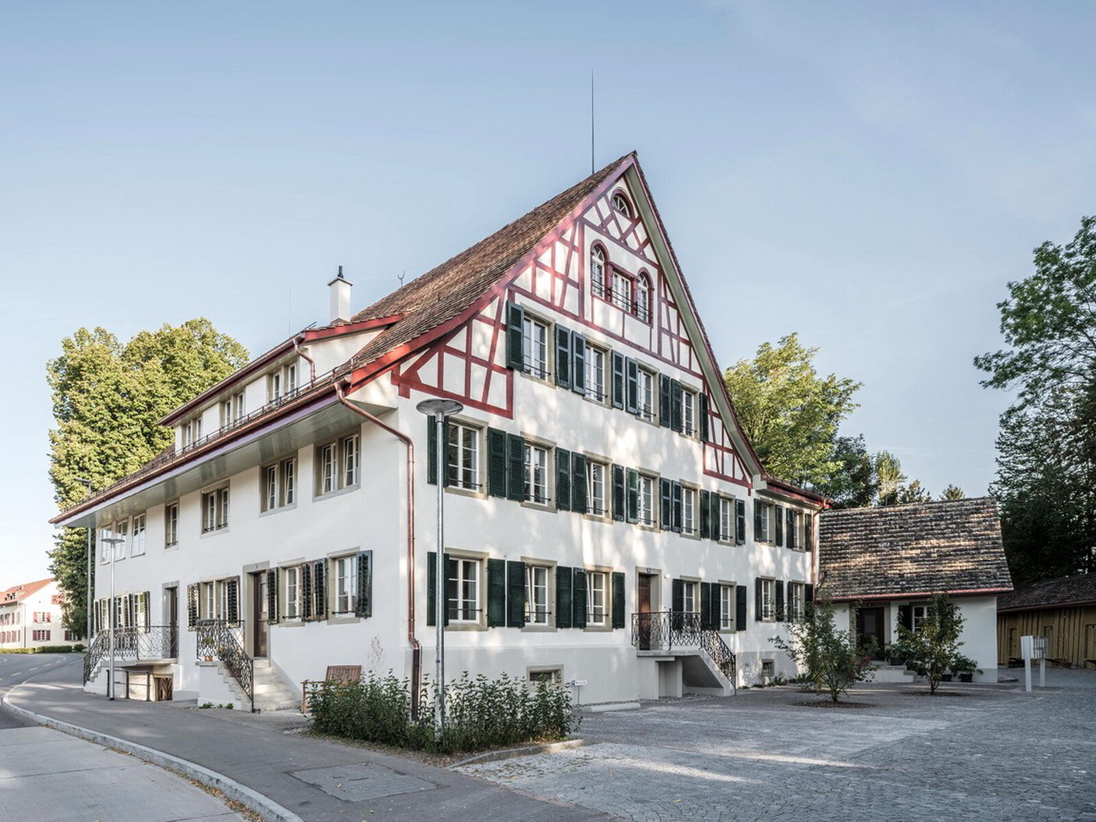 Die denkmalgeschützte Stegenmühle ist ein wichtiger Teil der Industriegeschichte in der Schweizerischen Gemeinde Wetzikon. Für die jüngsten Sanierungs- und Umbaumaßnahmen zeichnen Moos Giuliani Herrmann Architekten aus dem benachbarten Uster verantwortlich.