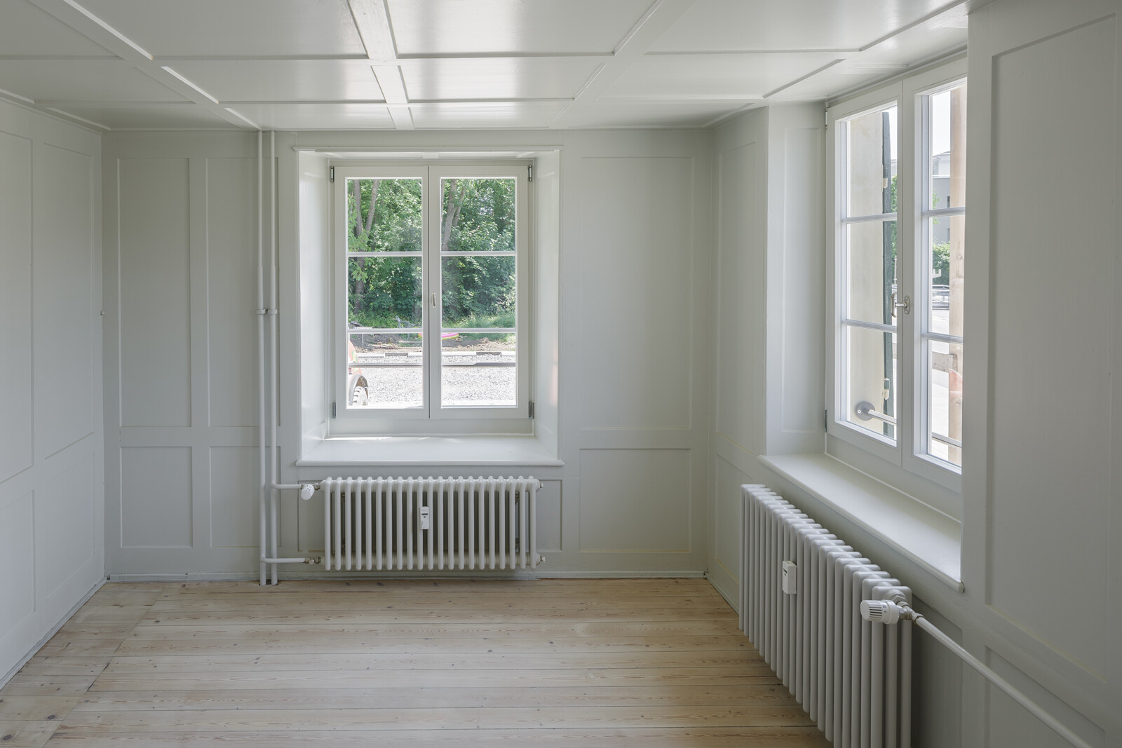 . Bei der Wahl der Heizkörper galt es, das Wohnraumkonzept wie auch die Ansprüche der Denkmalpflege zu berücksichtigen. Die Verantwortlichen entschieden sich für Röhrenheizkörper, deren Gestaltung bewusst an die Rippenheizkörper vergangener Tage erinnert.
