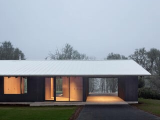 Das Divine House von Architekt Landry Smith ist horizontal ausgerichtet und verfügt über ein markantes Satteldach.