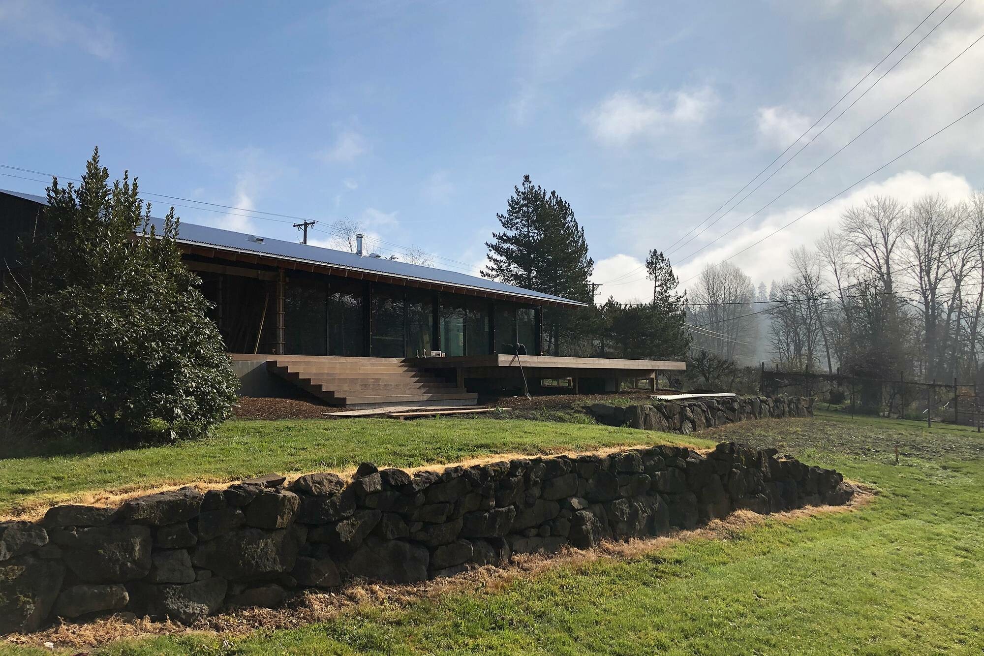 Das Haus liegt auf einem Hanggrundstück am McKenzie River.