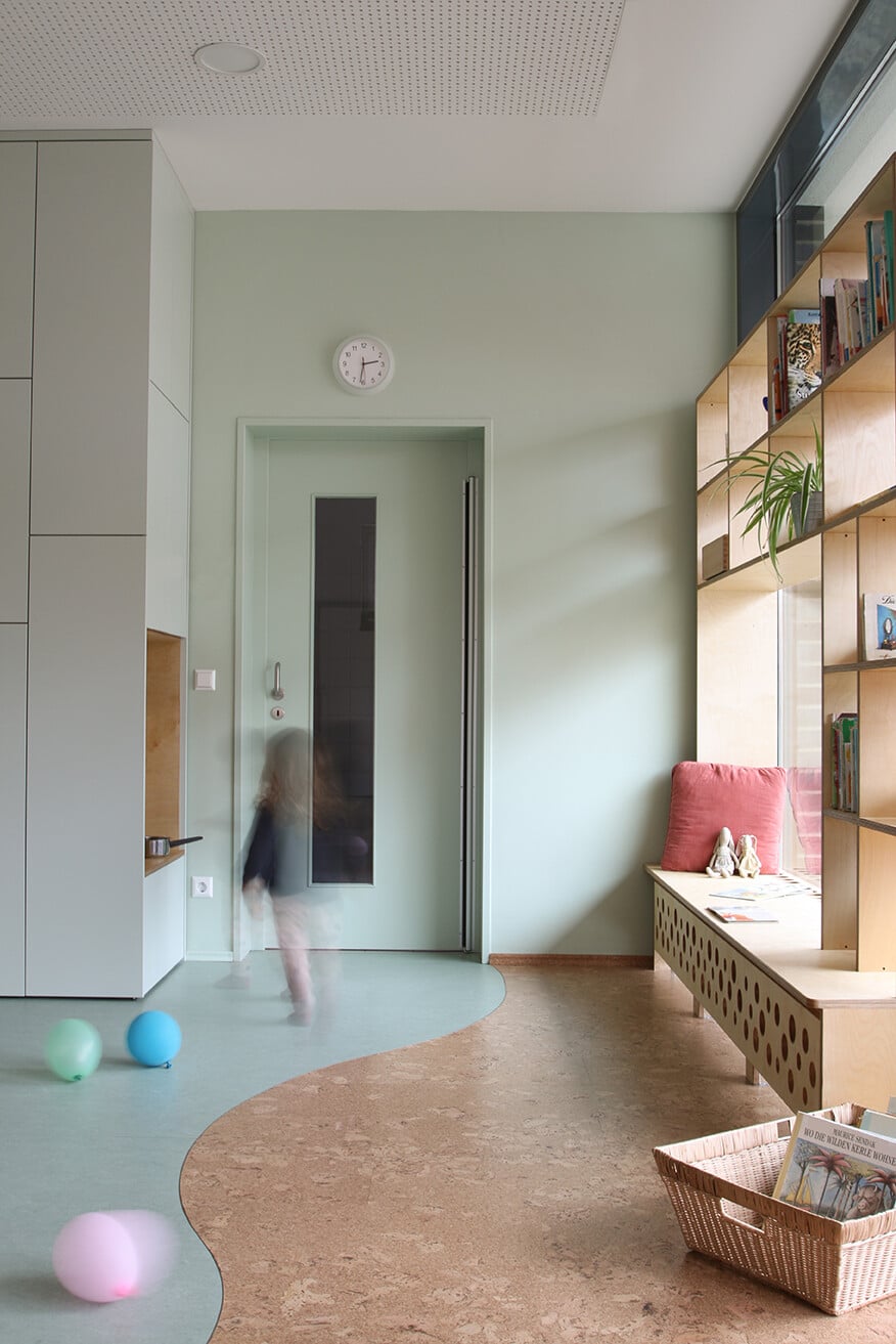 Nach Plänen des Architekten Felix Rebers wurde hier eine Krippe für 15 Kinder eingerichtet, deren Innenräume ganz auf die kleinen Nutzerinnen und Nutzer zugeschnitten sind. 