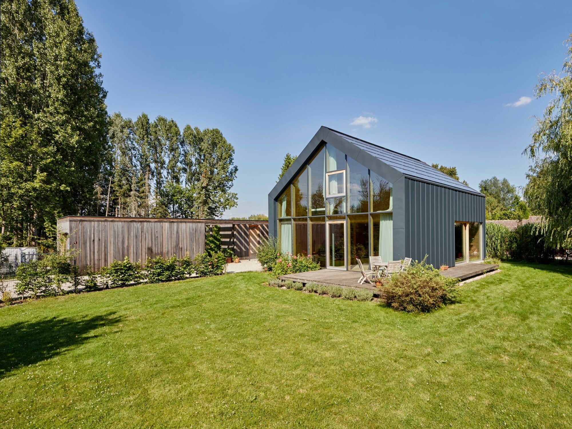 Das Wohnhaus wird ergänzt von einem Nebengebäude mit Garage, Technikräumen und Vorratsraum.