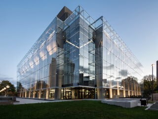 Aufgrund langfristig einwirkender Witterung war die Tragfähigkeit der Betonfassade des 1971 eröffneten Grand Théâtre de Québec gefährdet und musste einer denkmalgerechten Sanierung unterzogen werden.