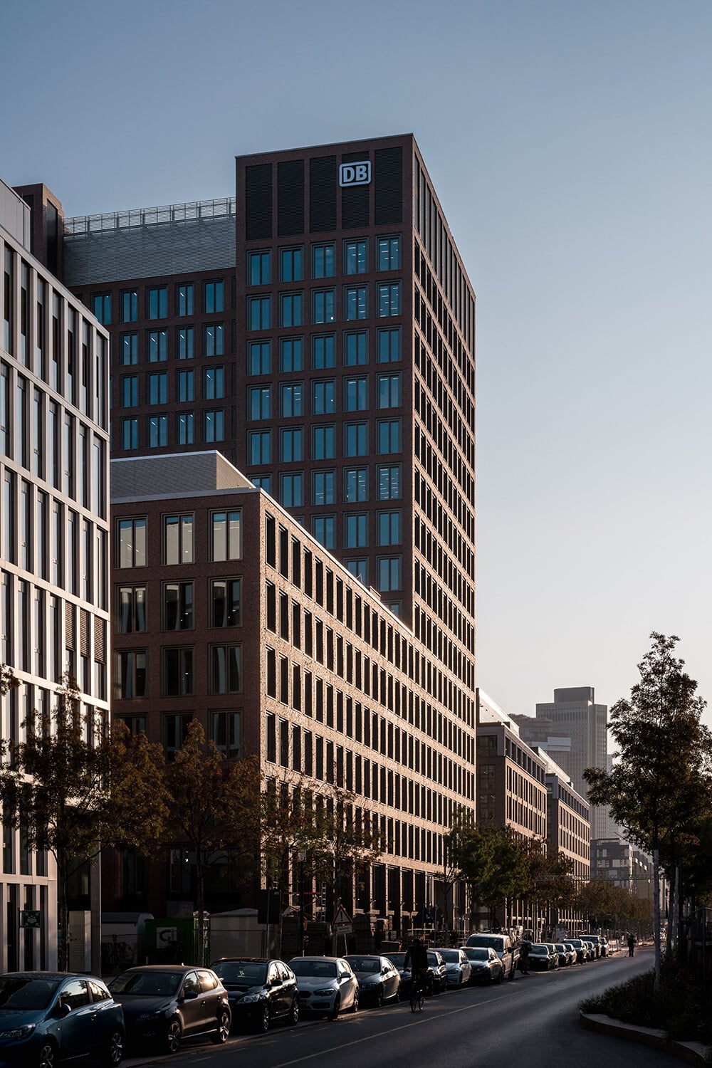 Der Campus besteht aus den zwei Gebäudeteilen Brick und Tower und bietet Platz für 3.500 Angestellte. 