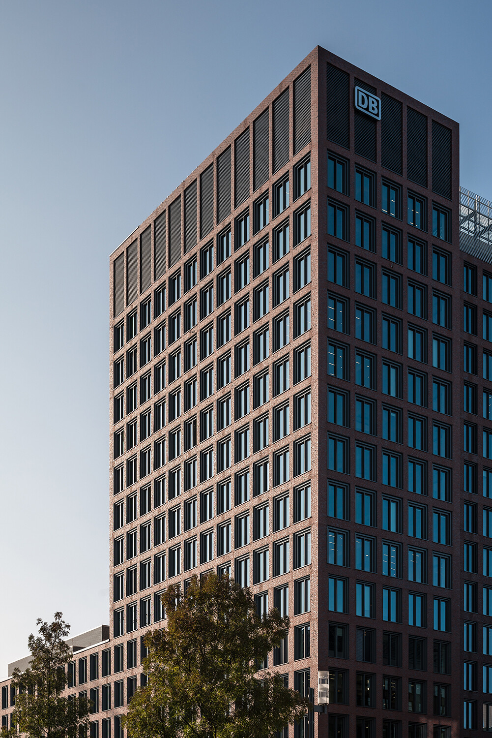 Der Tower, der als wichtiger städtebaulicher Hochpunkt in unmittelbarer Nähe zur Messe und Frankfurter Skyline fungiert, besteht aus einem 17-geschossigen Turm, der aus einem siebengeschossigen Blockrand in die Höhe wächst. 