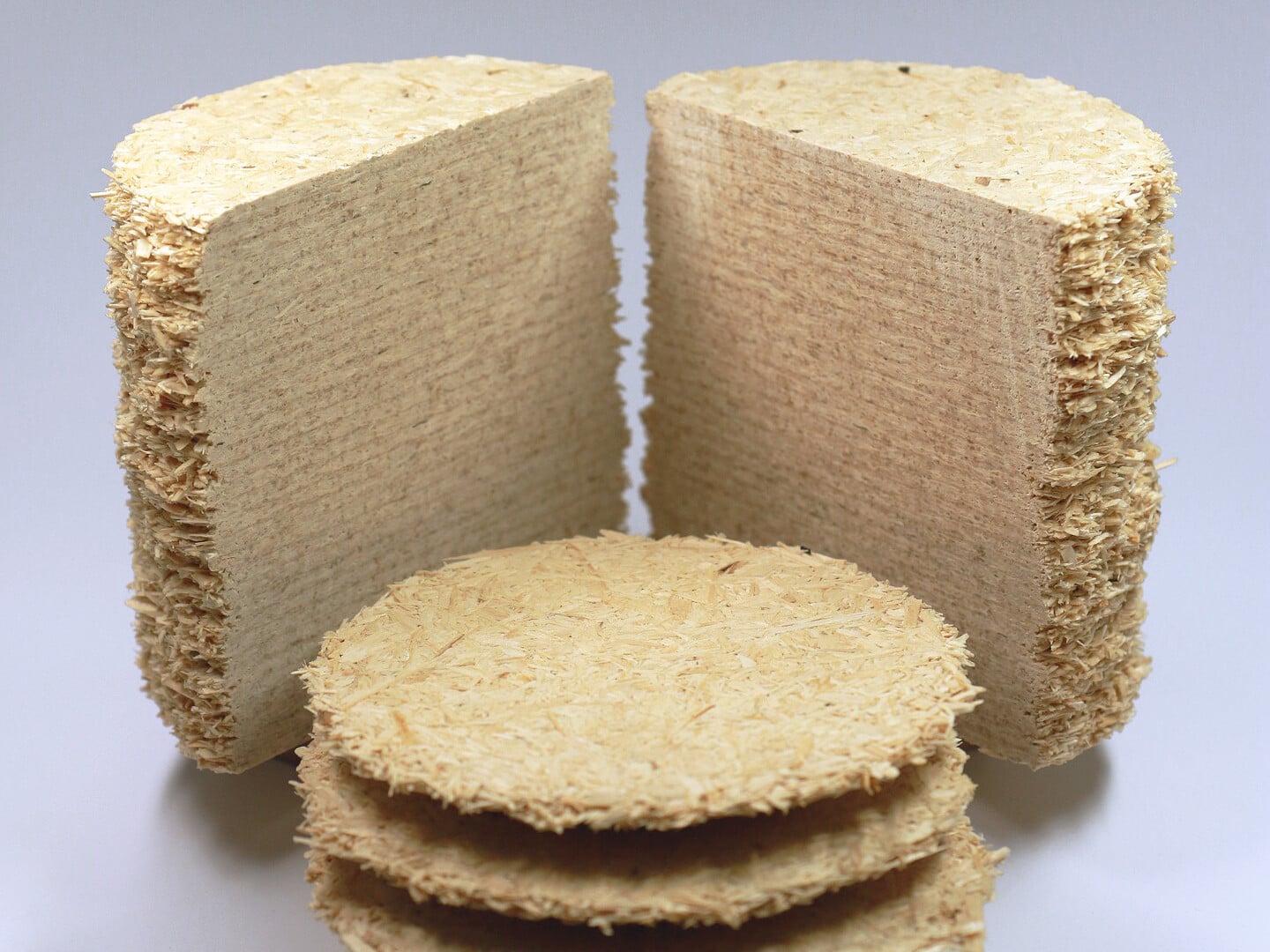 Im Rahmen des Forschungsprojekts Individual Layer Fabrication (ILF) des Fraunhofer WKI wurde ein materialsparendes 3D-Druckverfahren entwickelt, mit dem unter hohem mechanischem Druck tragende Holzbauteile hergestellt werden können. 
