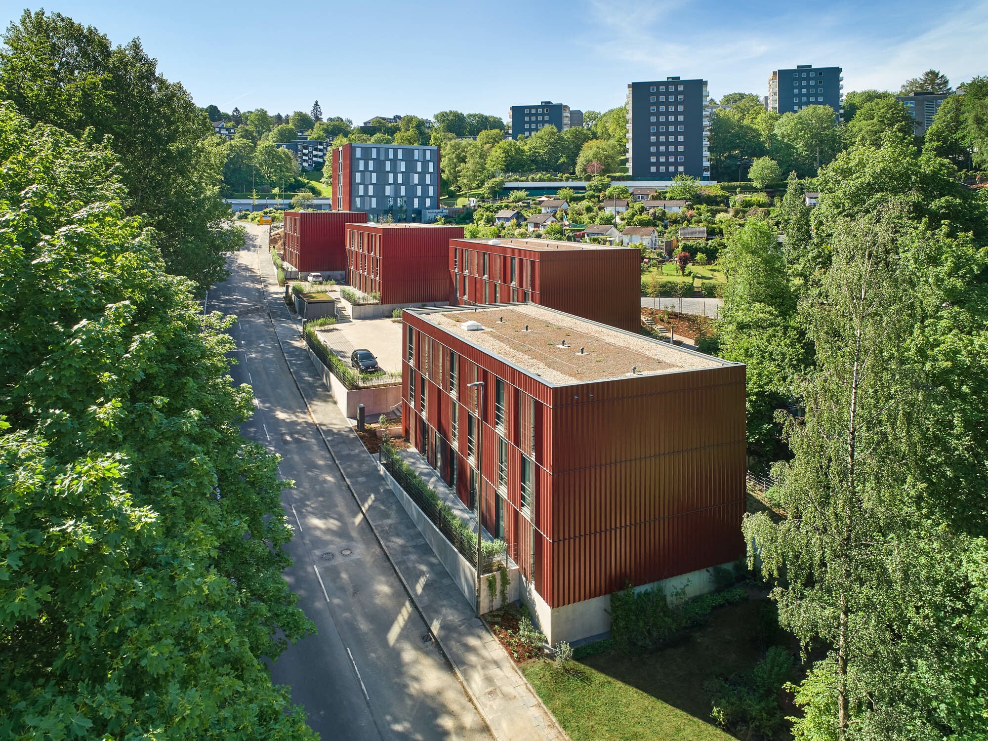 Die fünf Häuser wurden in Hybridbauweise aus Holz und Stahlbeton errichtet.