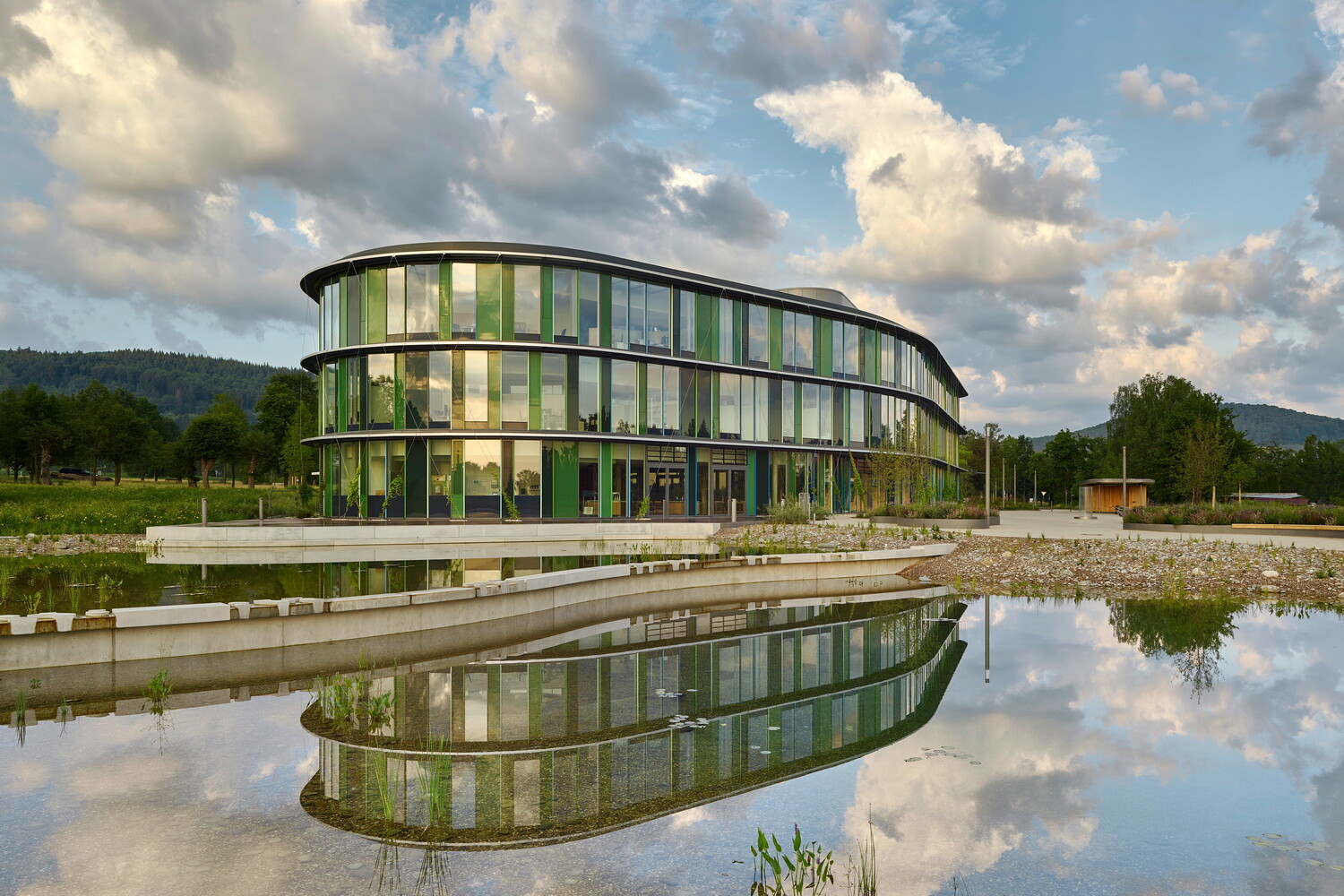 Das dreigeschossige Technikum im Südwesten des Geländes ist der erste fertiggestellte Neubau und beherbergt Verwaltungsflächen und Forschungslabore.