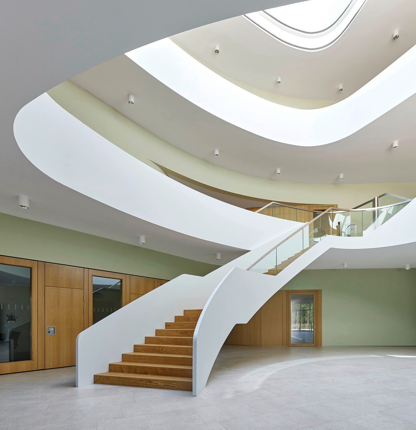 Das Herz des Bauwerks ist das Atrium mit Oberlicht und die skulpturale Freitreppe.