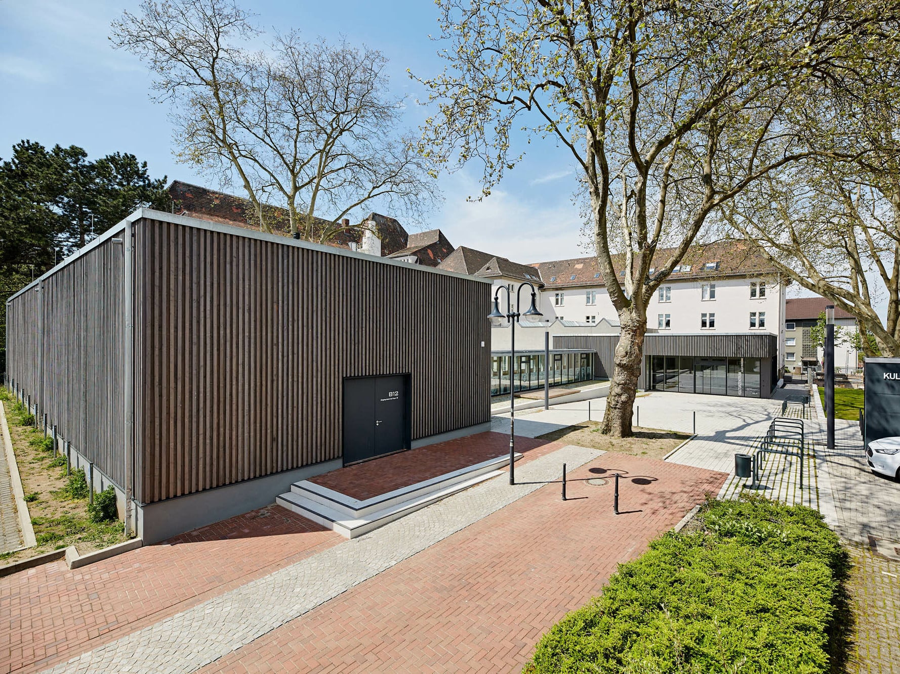 Das Kulturzentrum August Everding wurde unter anderem um Zugangsgebäude erweitert.
