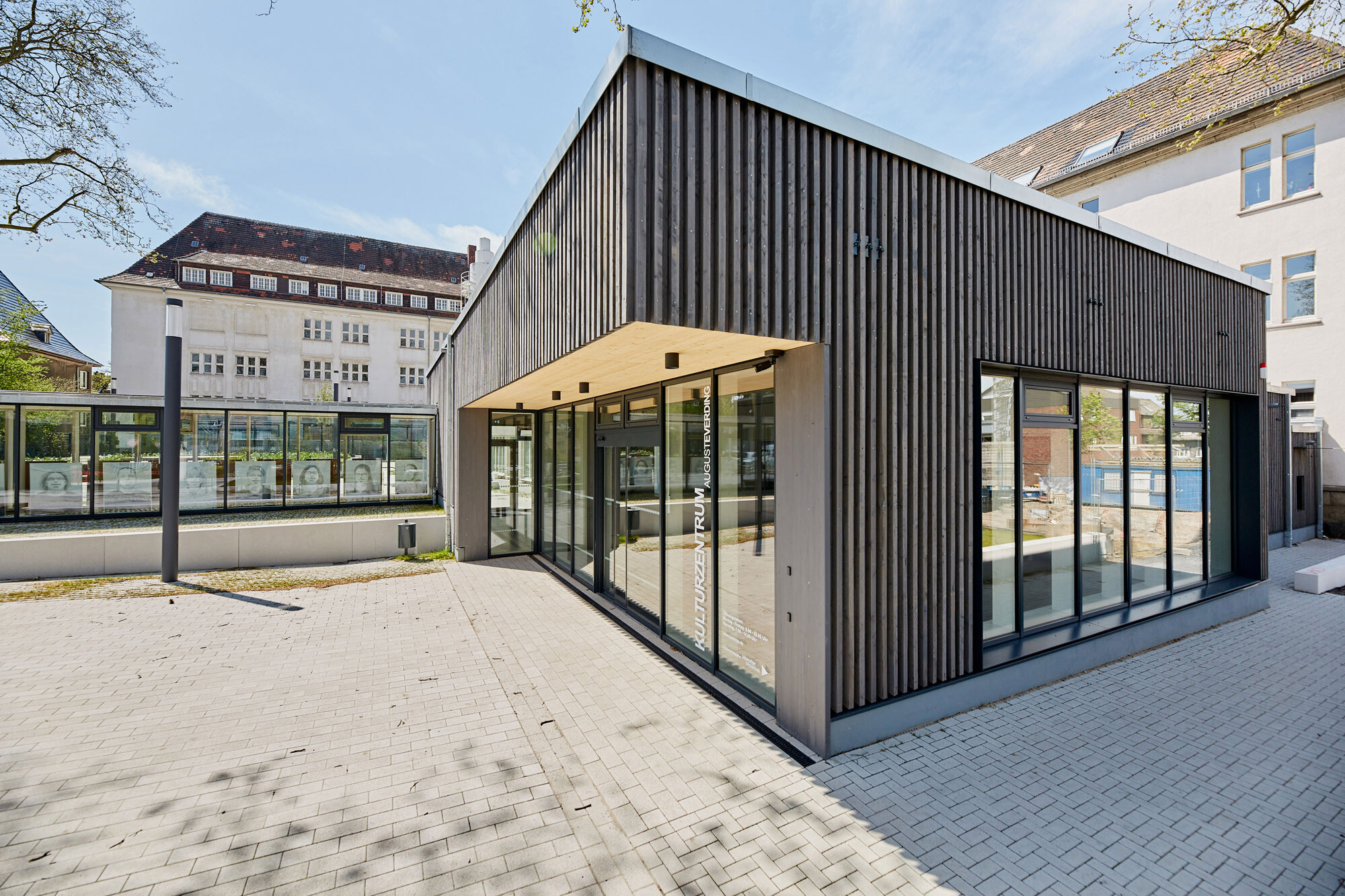 Das nach Plänen des Architekturbüros Heinrich Böll errichtete Foyer wird dank der großen Fenster von Licht durchflutet.
