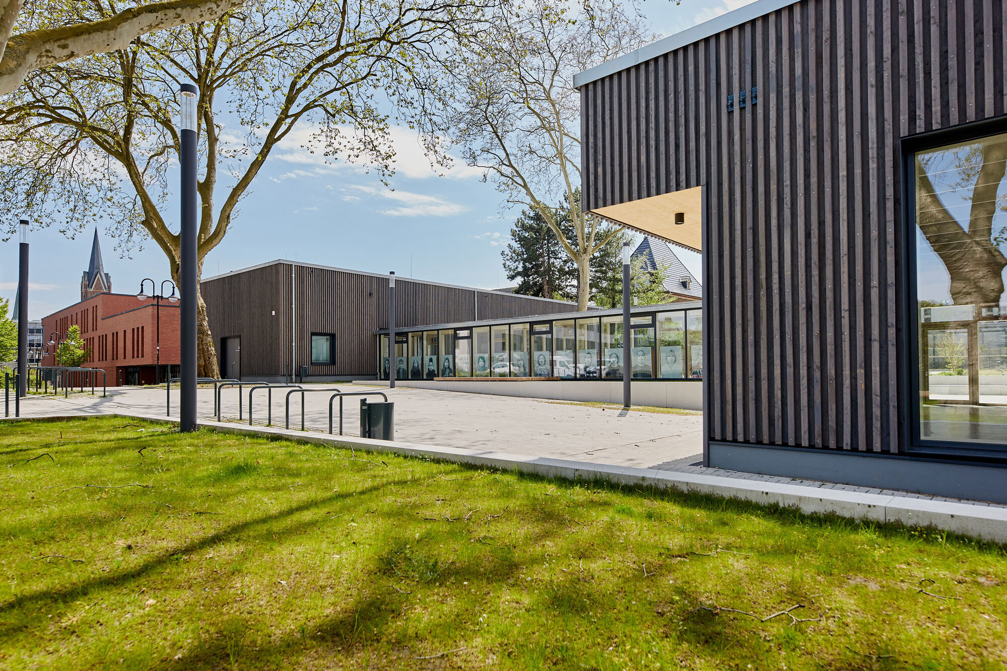 Die beiden in Holzbauweise errichteten neuen Baukörper sind durch einen verglasten Galeriegang miteinander verbunden.