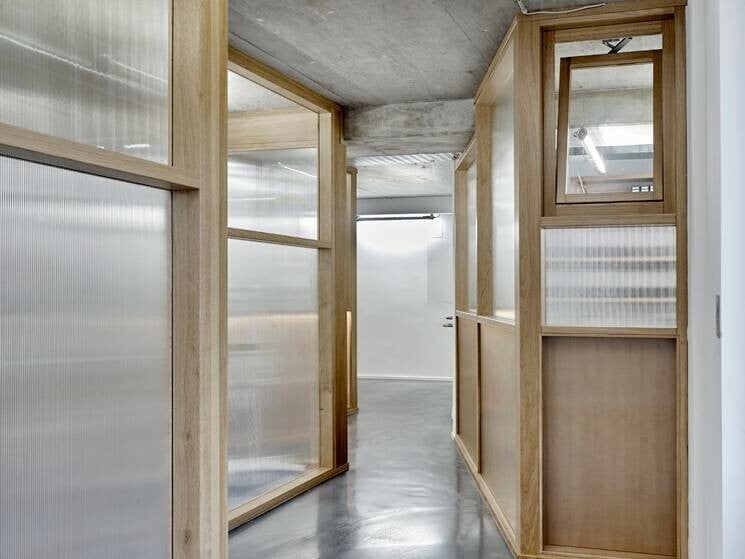 Eine neue Zahnarztpraxis entstand nach Plänen des Architekturbüros Rethmeier Schlaich gemeinsam mit Thierfelder Haase Architekten auf der Büroetage eines Kölner Geschäftshauses.