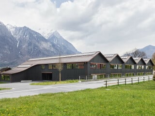 Ansicht aus nordwestlicher Richtung: Die Berliner Architekten Felgendreher Olfs Köchling schufen ein ausgedehntes Bauwerk mit fünffach gefaltetem Dach als Reminiszenz an die ortstypischen historischen Wirtschaftsgebäude.