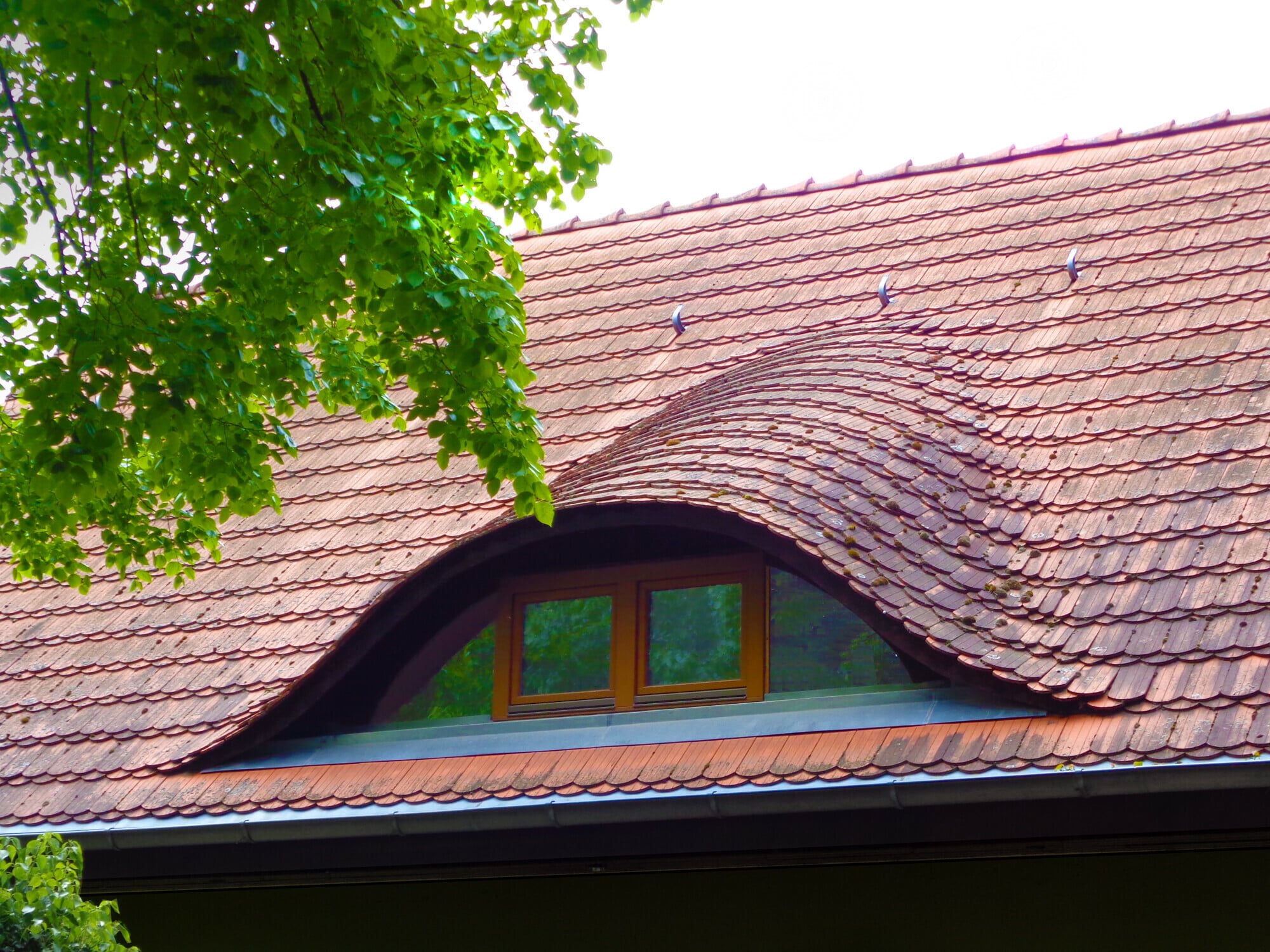 Neues Fenster in historischer Fledermausgaube, nur die beiden mittleren Fensterflügel lassen sich öffnen.