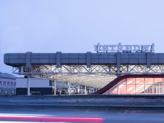 Das Architekturbüro Chybik + Kristof hat in Brünn ein brutalistisches Gebäude in einen zeitgemäßen Busbahnhof verwandelt – samt maßgefertigter Beleuchtung.