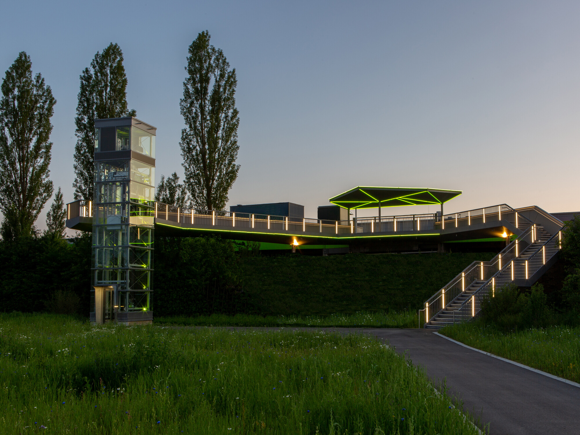 Die schmalen grünen, speziell angefertigten Lichtlinien akzentuieren die Stahlkonstruktion im Dunkeln.