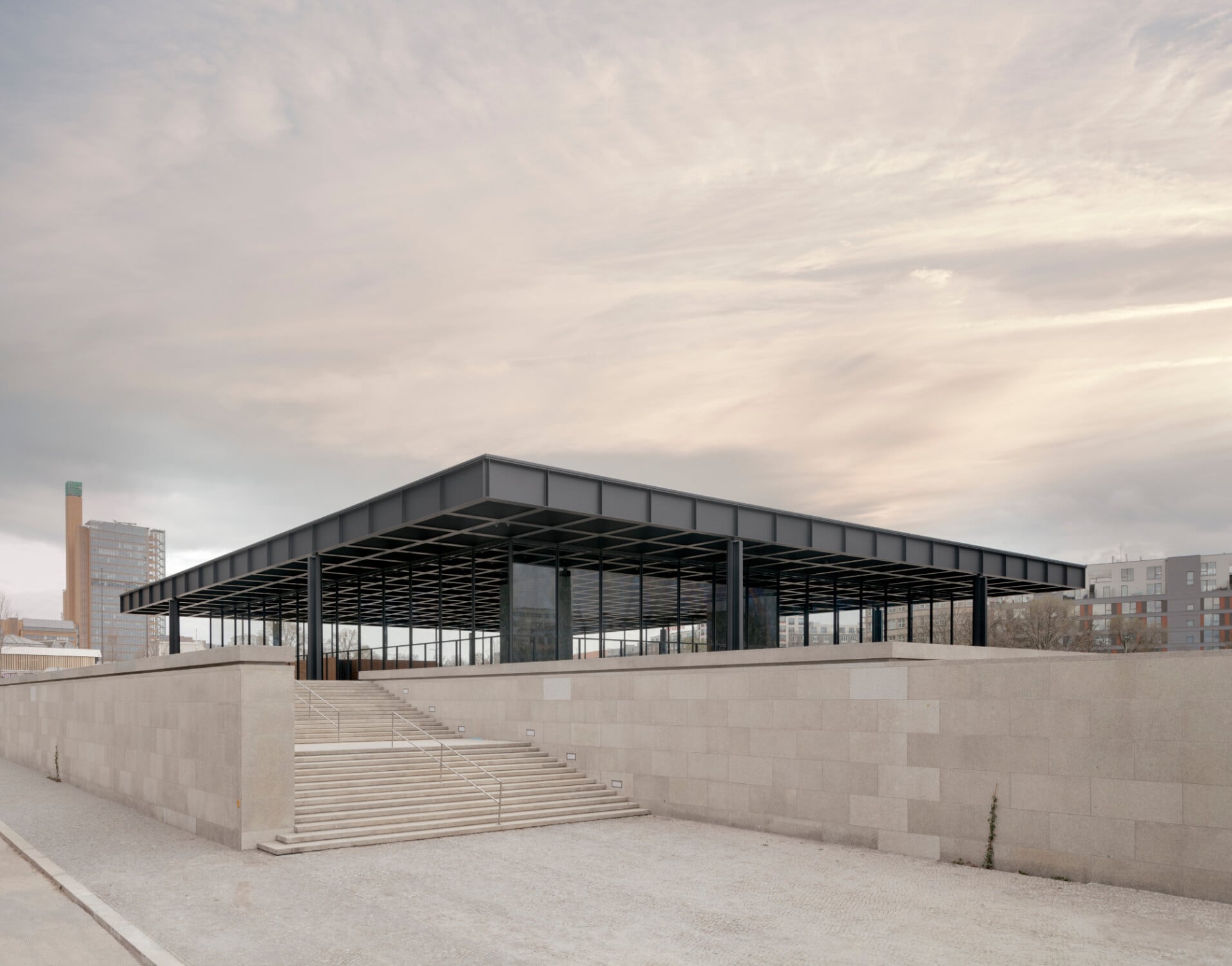 Nach fast fünfzig Jahren der intensiven Nutzung wies der denkmalgeschützte Museumsbau erhebliche bautechnische Mängel auf. Den Auftrag für die Sanierung übernahmen David Chipperfield Architects.