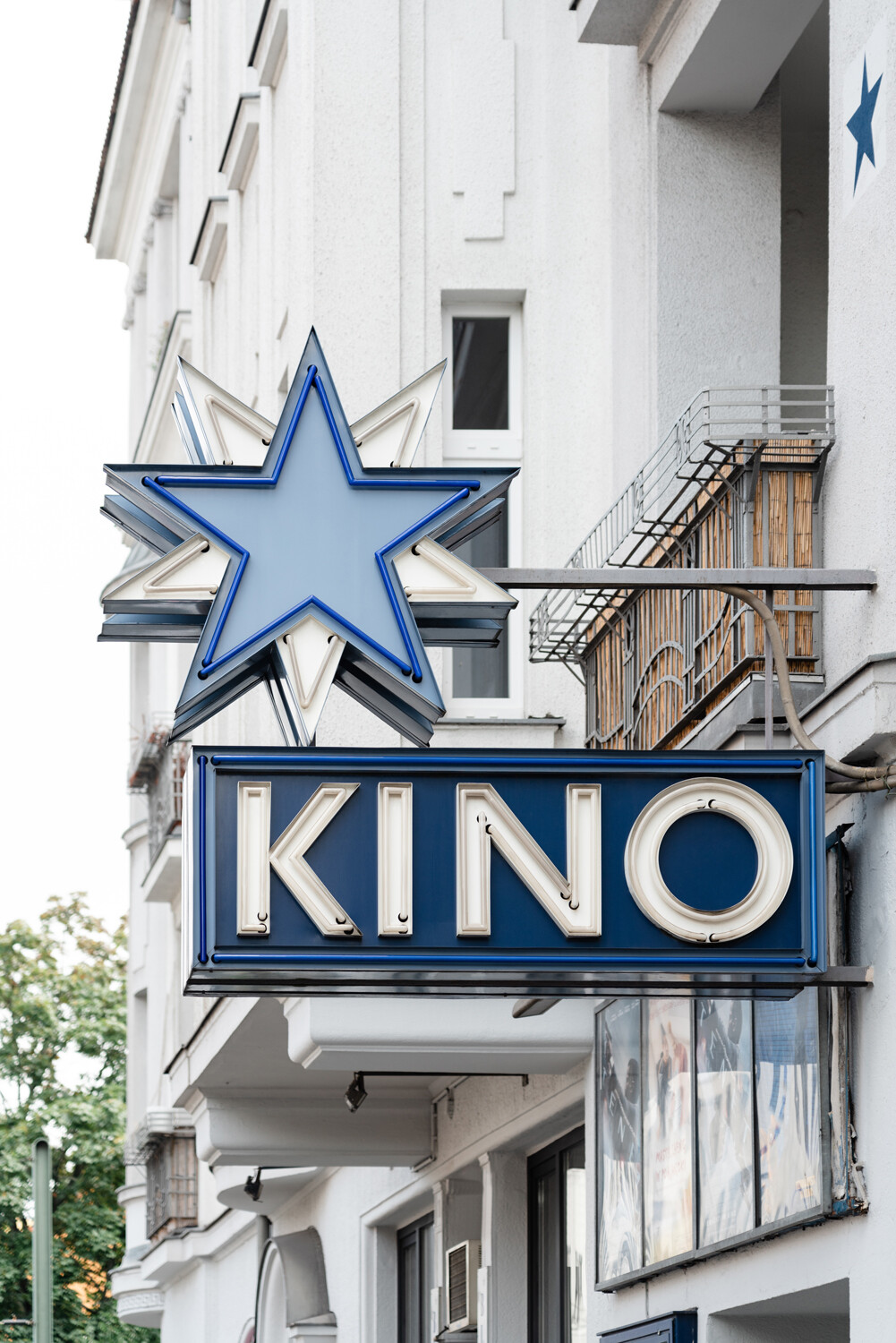 Die zwei Leuchtsterne an der Fassade weisen auf den Namen des Kinos hin: Blauer Stern. Das blau-weiße Motto trifft auch auf die Lichtgestaltung im Inneren zu, die Batek Architekten ...