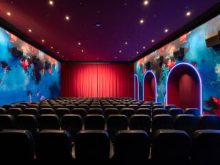 Batek Architekten haben in Berlin ein Kino aus den 1930er-Jahren umgebaut. Im Bild: der große Saal mit textiler Wandbespannung.