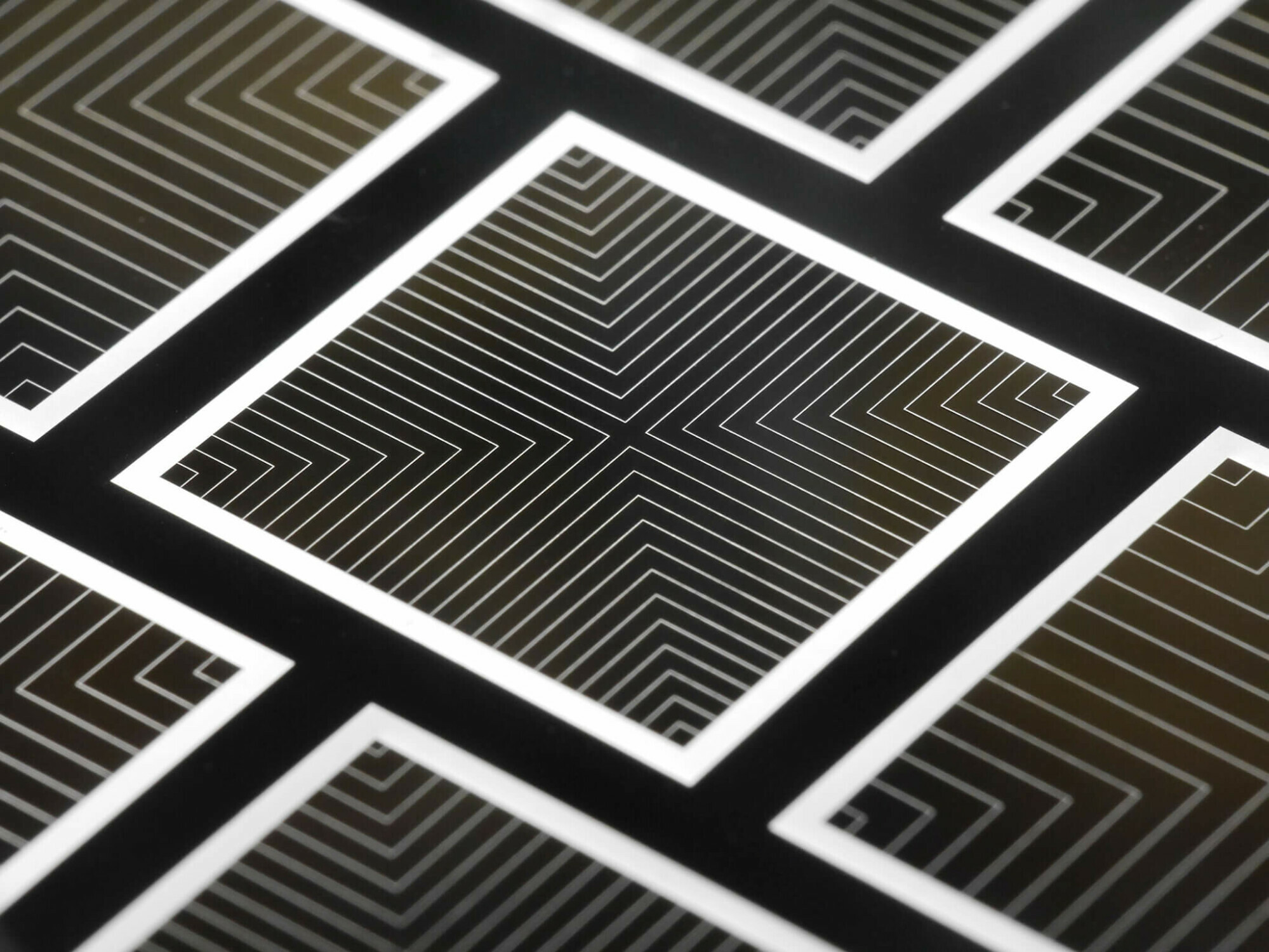 Die Solarzelle des Fraunhofer ISE TOPCoRE erzielt mit 26 Prozent Wirkungsgrad einen neuen Weltrekord für beidseitig kontaktierte Solarzellen. 