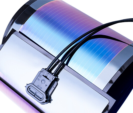Die Solarfolie HeliaSol ist für den sofortigen Einsatz mit integriertem Rückseitenkleber und Anschlussdose mit Kabeln vorgesehen.