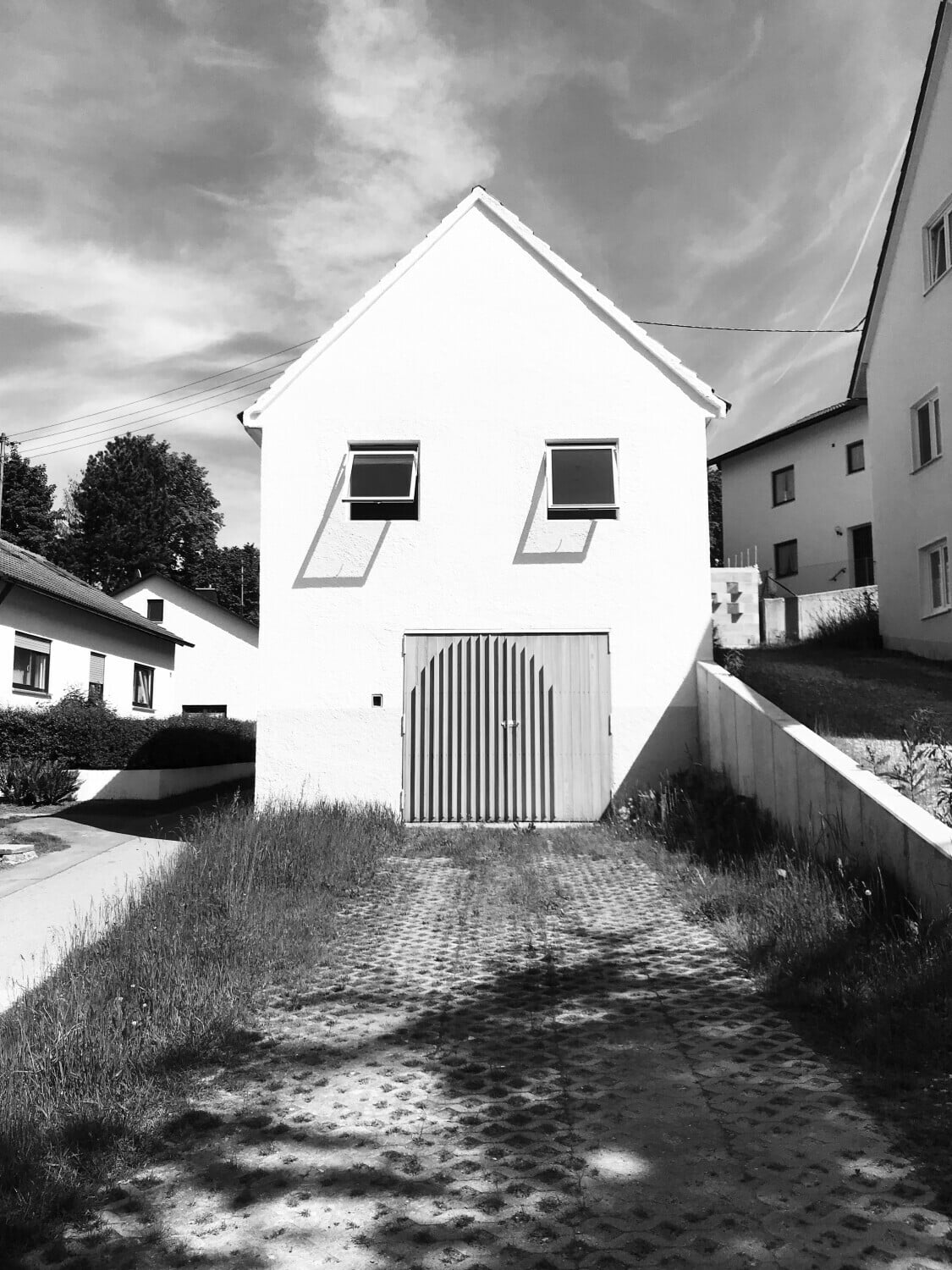Der klar geschnittene und prägnante Baukörper gräbt sich gen Süden in einen Hang. 