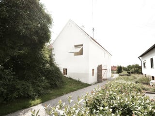 Das Haus an der Alten Straße stammt aus den 1920er-Jahren und wurde von Michael Aurel Pichler Architekten respektvoll saniert.