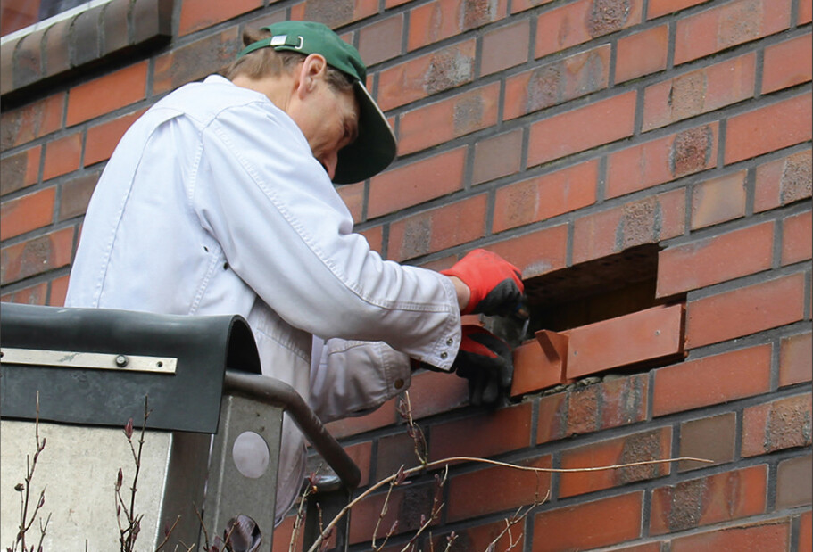 Der Nistklinker kann in neues Mauerwerk oder auch nachträglich in eine bestehende Wand eingebaut werden.