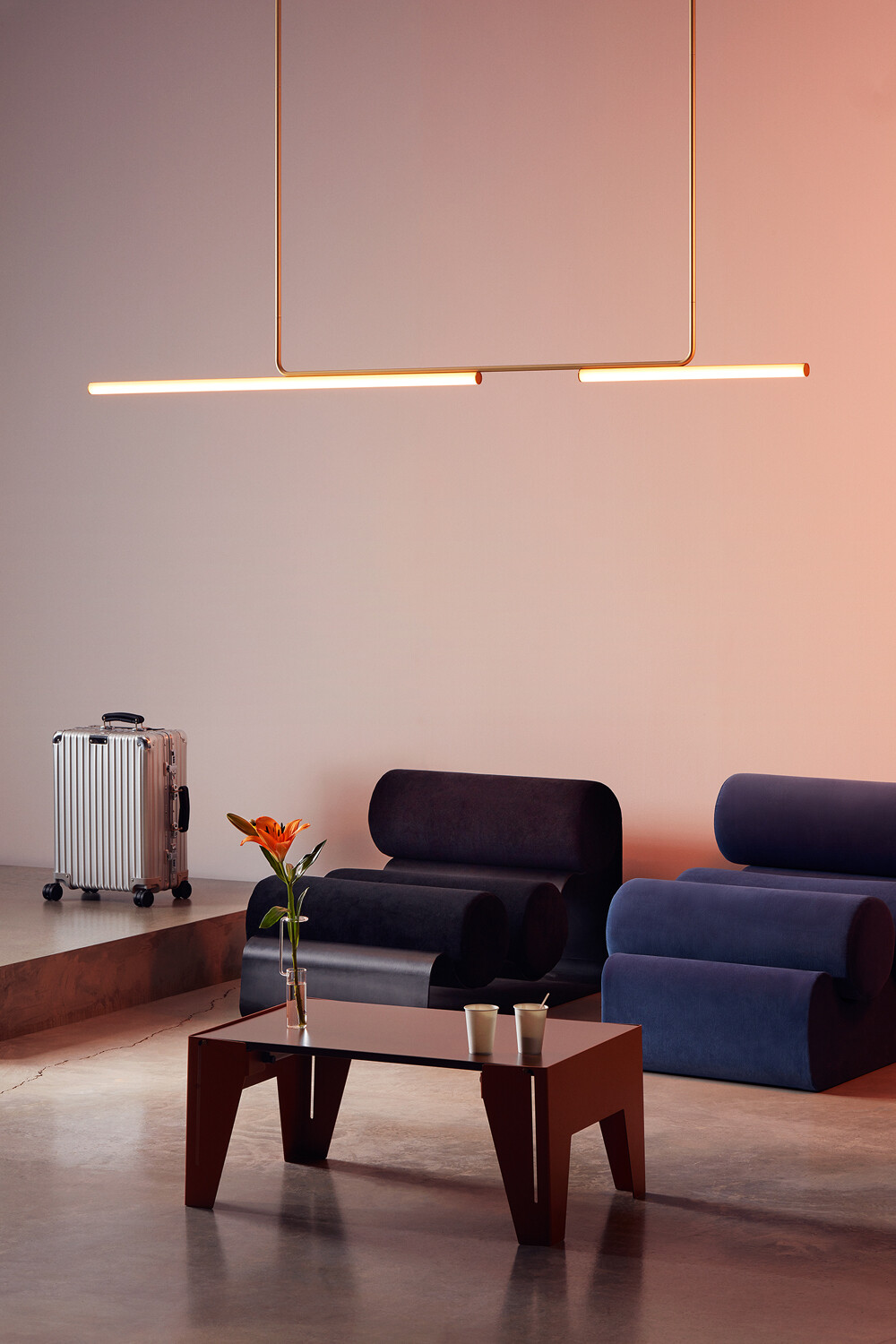 Das gestalterische Vorbild für den Entwurf: die klassische Lichtstange. Die asymmetrische Hängeleuchte ist in verschiedenen Formen und Farben erhältlich.