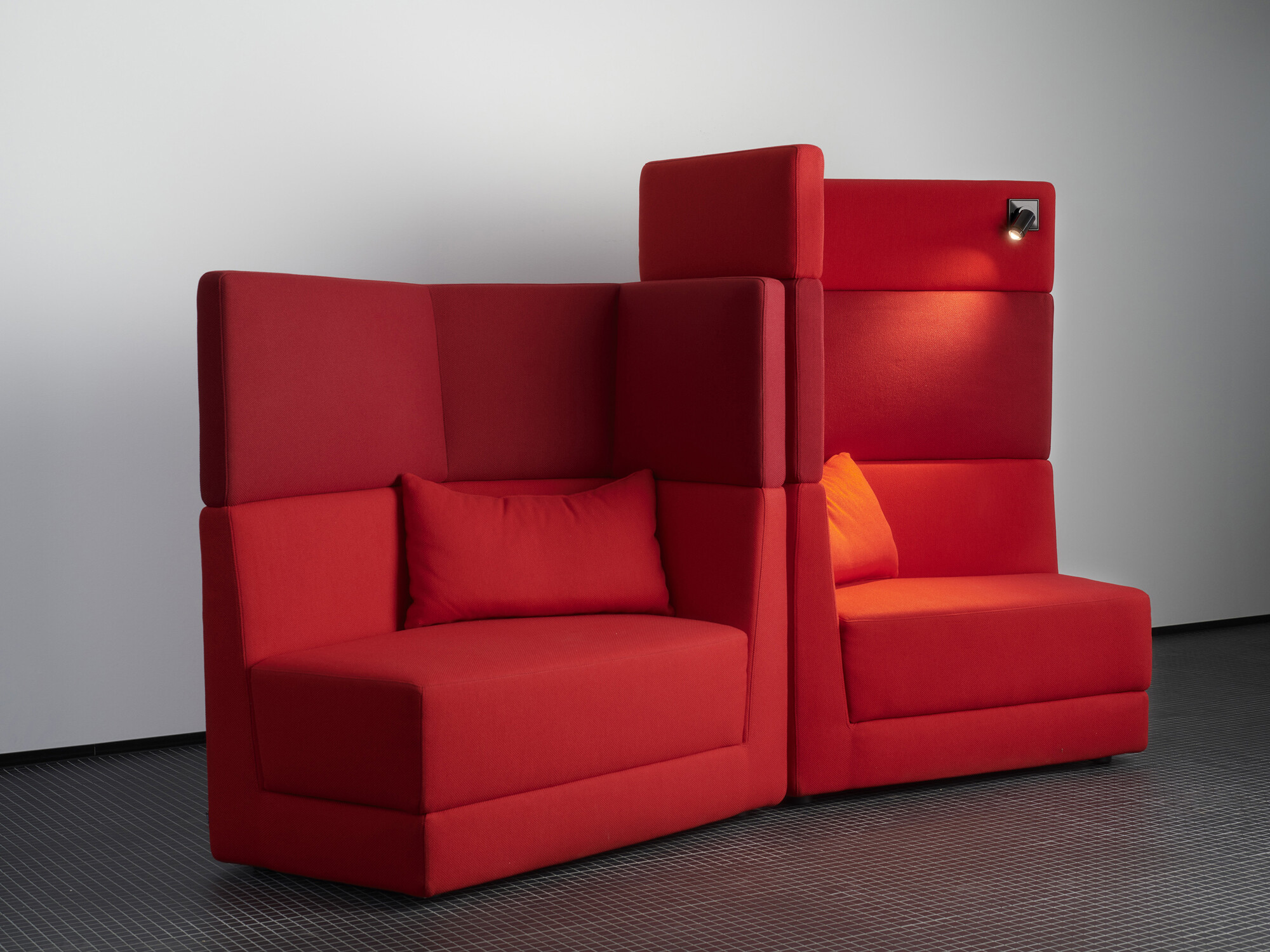 Und das funktioniert so: Einfach das passende Schalterdesign und den Lichtaufsatz wählen und das Sofa wird zum Arbeiten, für Meetings oder zum Loungen beleuchtet.