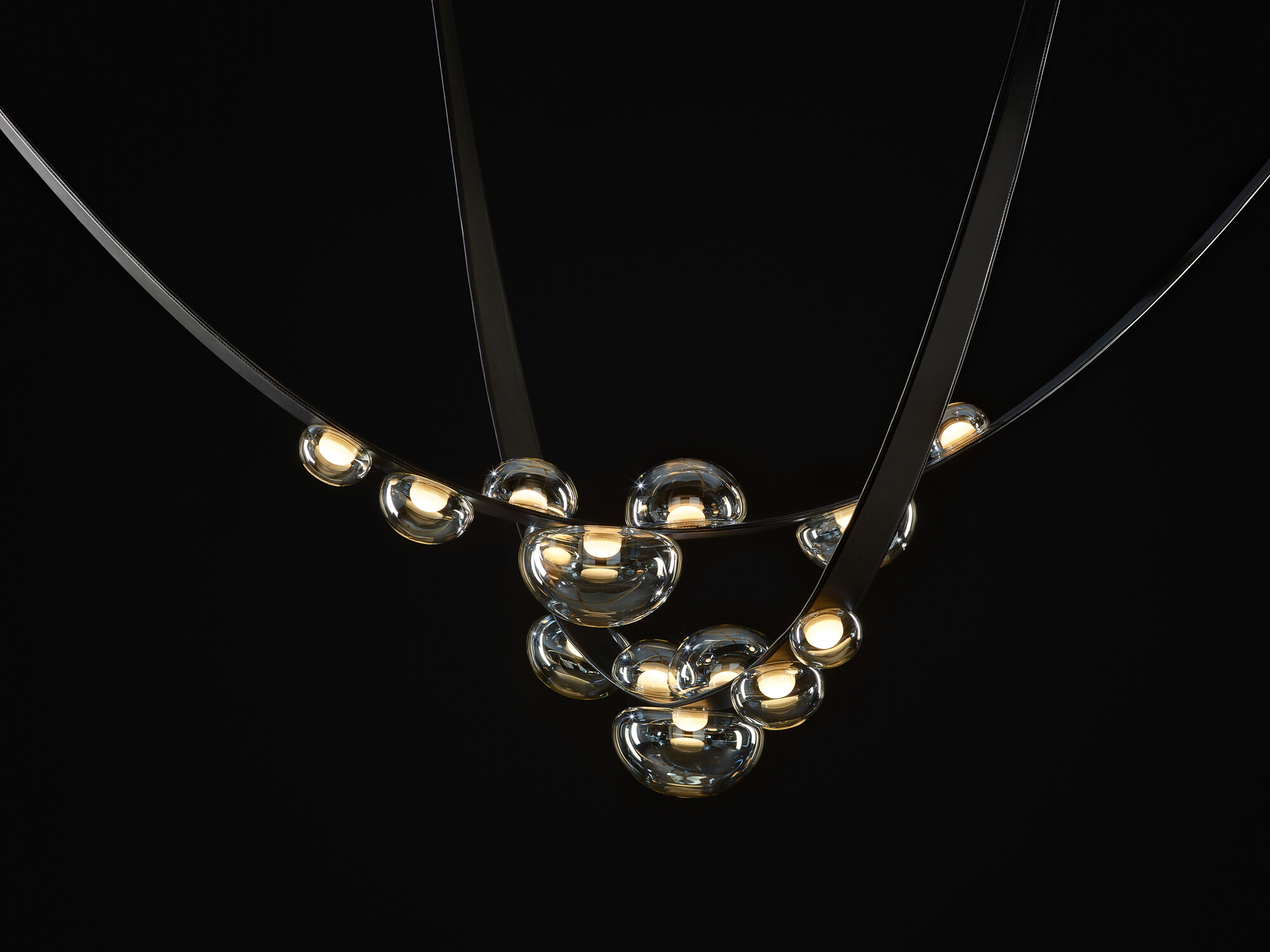 Die Pendelleuchte Dew Drops erinnert an ein Schmuckstück, genauer gesagt an eine Kette mit transparenten Anhängern. 