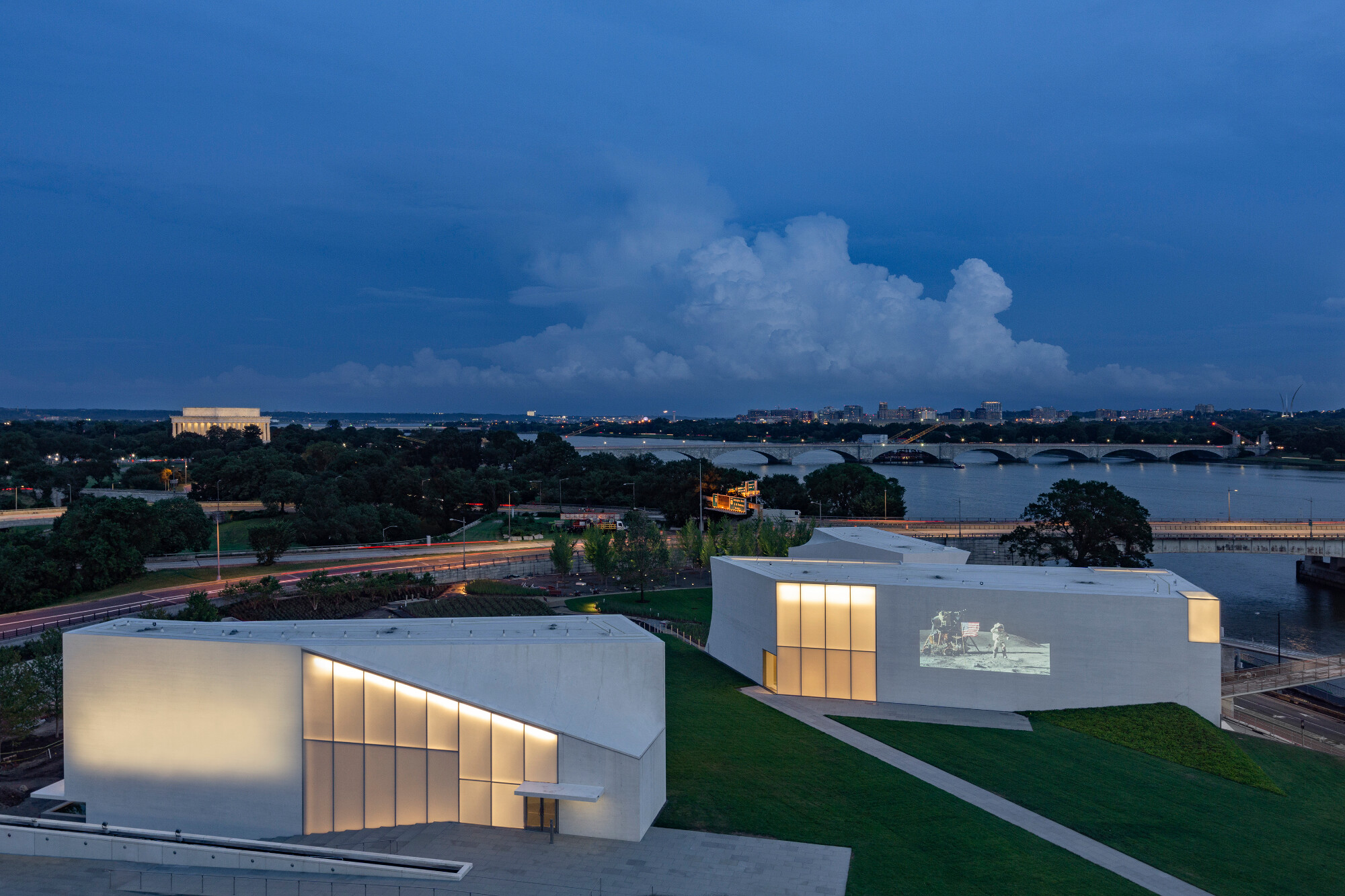 Entworfen und geplant wurde sie von Steven Holl Architects in Zusammenarbeit mit BNIM.