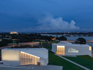 Im Süden des Kennedy Center in Washington D.C. entstand die Erweiterung The Reach, die drei oberirdische Pavillonbauten zeigt.