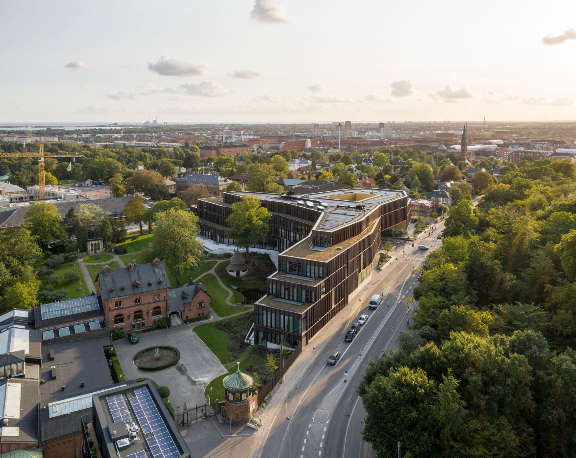 Nachdem die Produktion inzwischen ausgelagert wurde, wird das gesamte Stadtviertel revitalisiert. Den Wettbewerb für eine neue Firmenzentrale auf dem Areal konnten C.F. Møller Architects für sich entscheiden. 