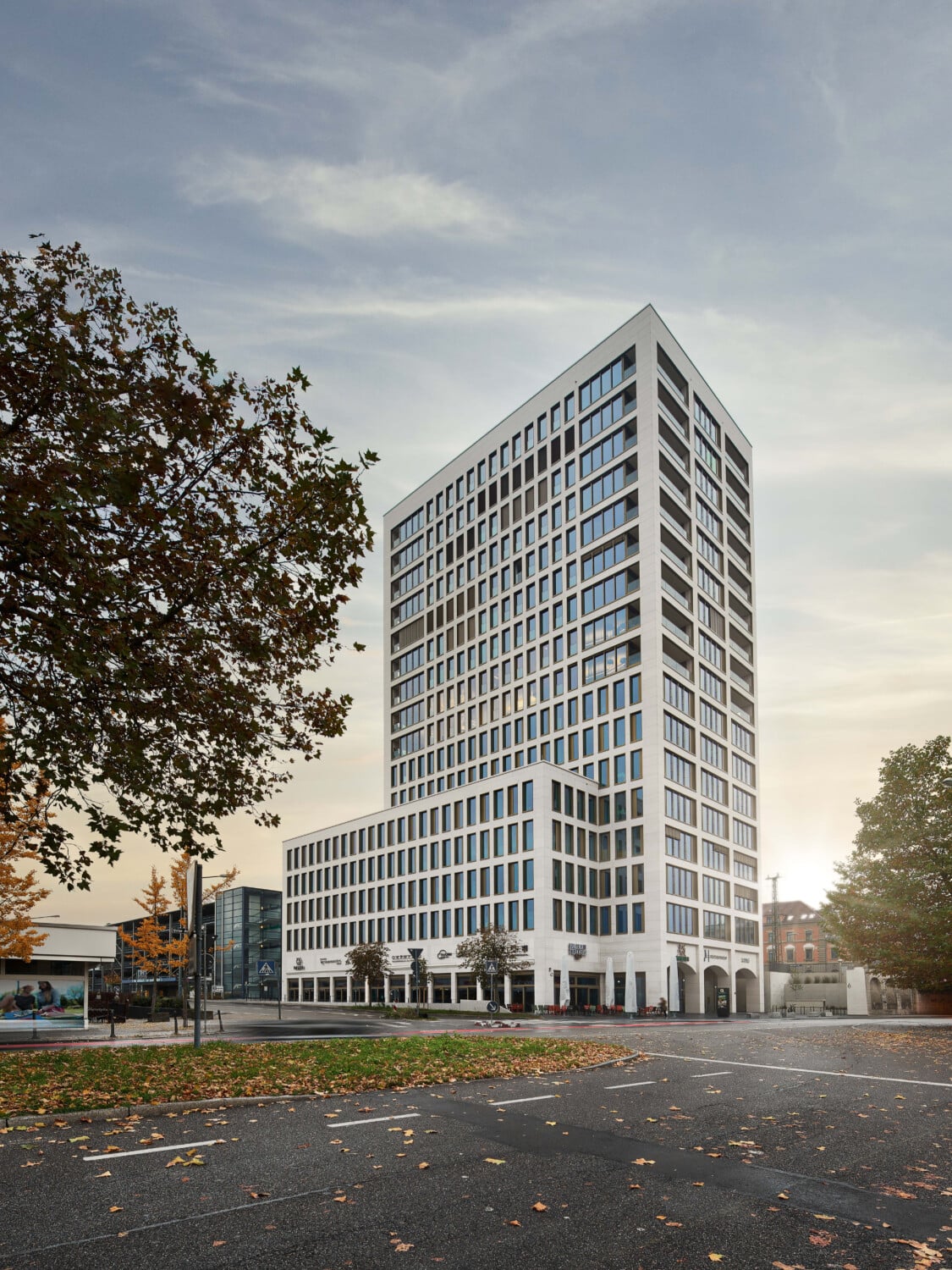 Das Büro befindet sich im „Stuttgarter Tor“, einem 18-geschossigen Hochhaus, das nach Plänen von Seidenspinner Daller Architekten in Reutlingen errichtet worden ist.