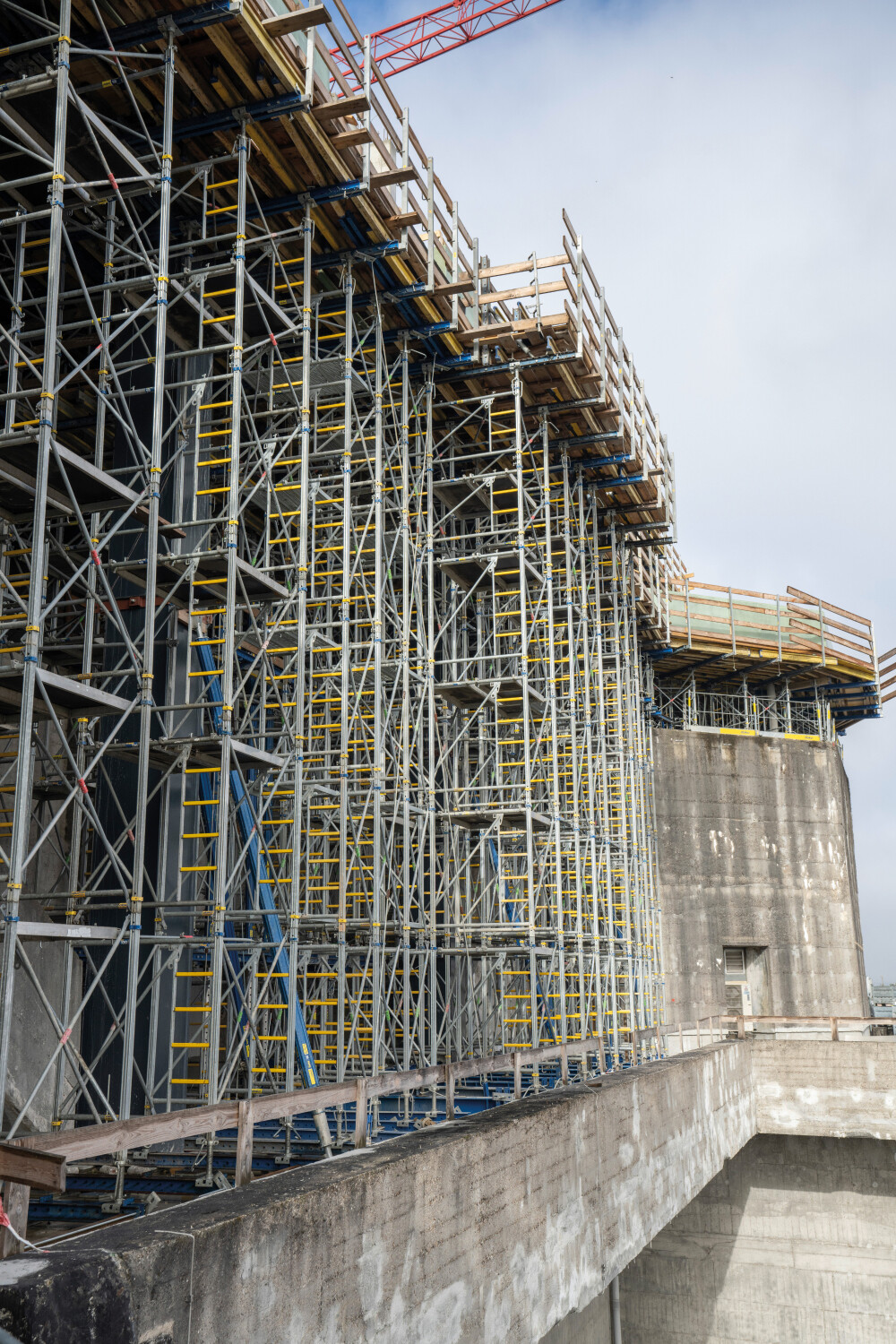 Trotz der imposanten Erscheinung und der Bauteildicken ist die Abtragung der Lasten aus den Bauzwischenzuständen eine Herausforderung, da sie nur über eine sehr begrenzte Fläche möglich ist.