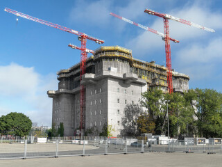 Der etwa 40 m hohe Flakturm IV in Hamburg wird mit einer pyramidenartigen Aufstockung um weitere 20 m erhöht.