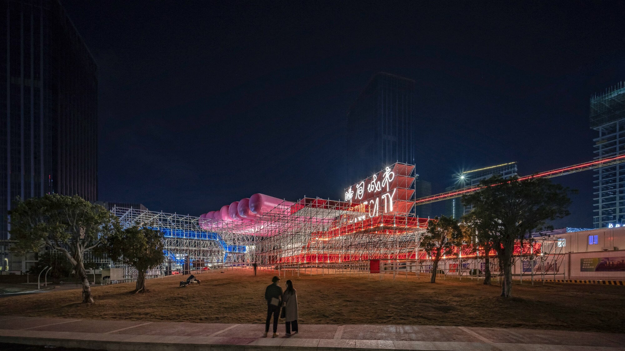 Zwar dienten die bunten Membrandächer des Qinhai-Floating-City-Pavillons vor allem dem Schutz vor Sonnenlicht, ihre schönste Wirkung jedoch entfalteten sie bei Nacht.