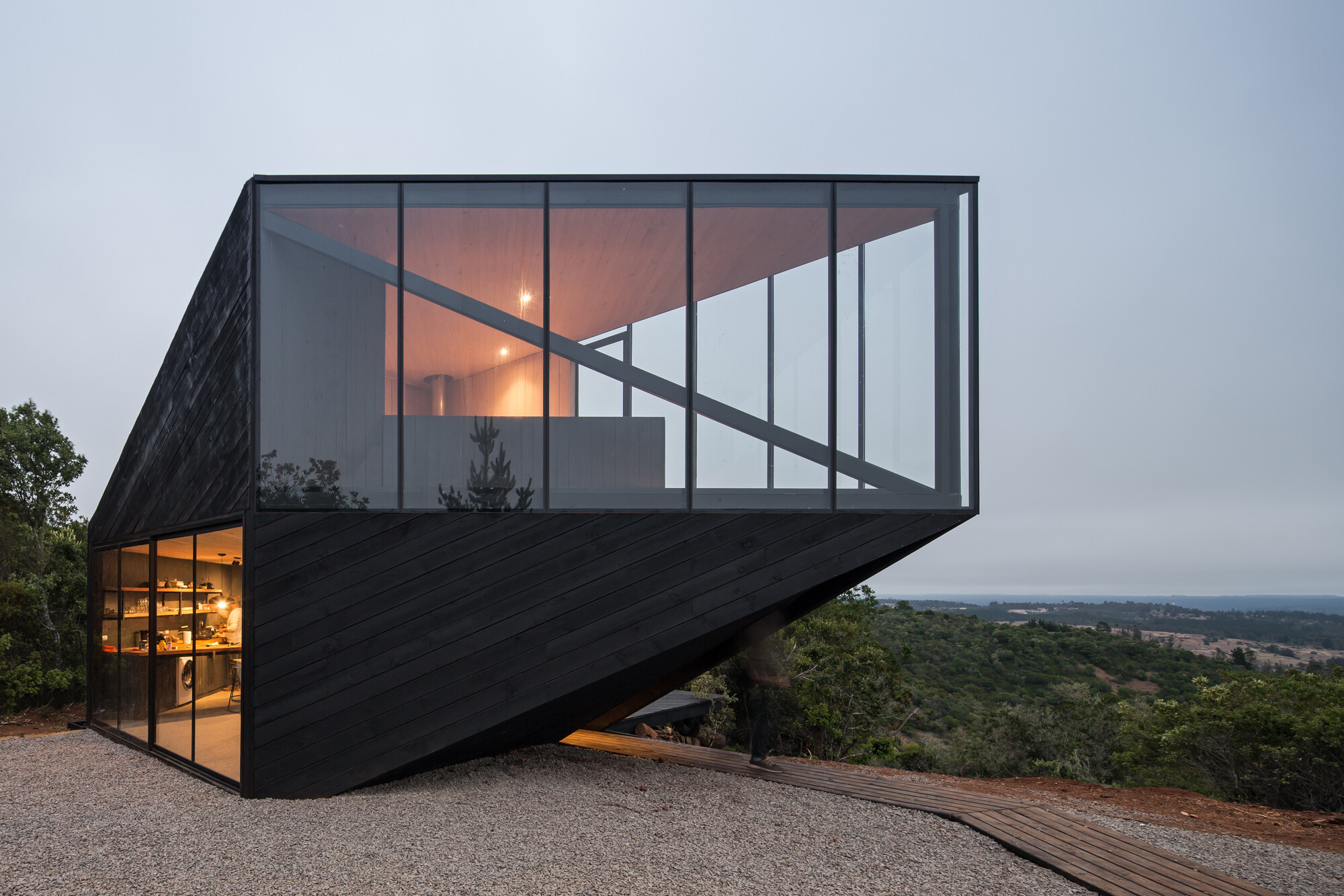 Für diese naturbelassene Gegend hat, oberhalb der Küste, der in Santiago ansässige Architekt Daniel Díaz Miranda eine 57 m² große Cabaña gestaltet. 