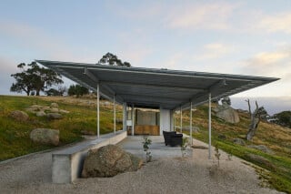 Im Bundesstaat Victoria, westlich von Melbourne, haben Sean Godsell Architects ein bescheidenes Wohnhaus in beeindruckender Landschaft realisiert.